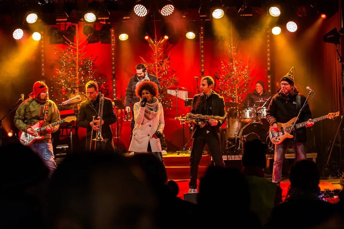 Bunte Stadtfeste Galerie mit Musik, Tanz und Festzelten in der Stadt.